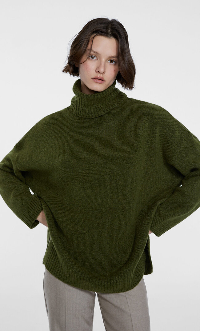 

Stradivarius Sweter z golfem i rozcięciami Khaki S