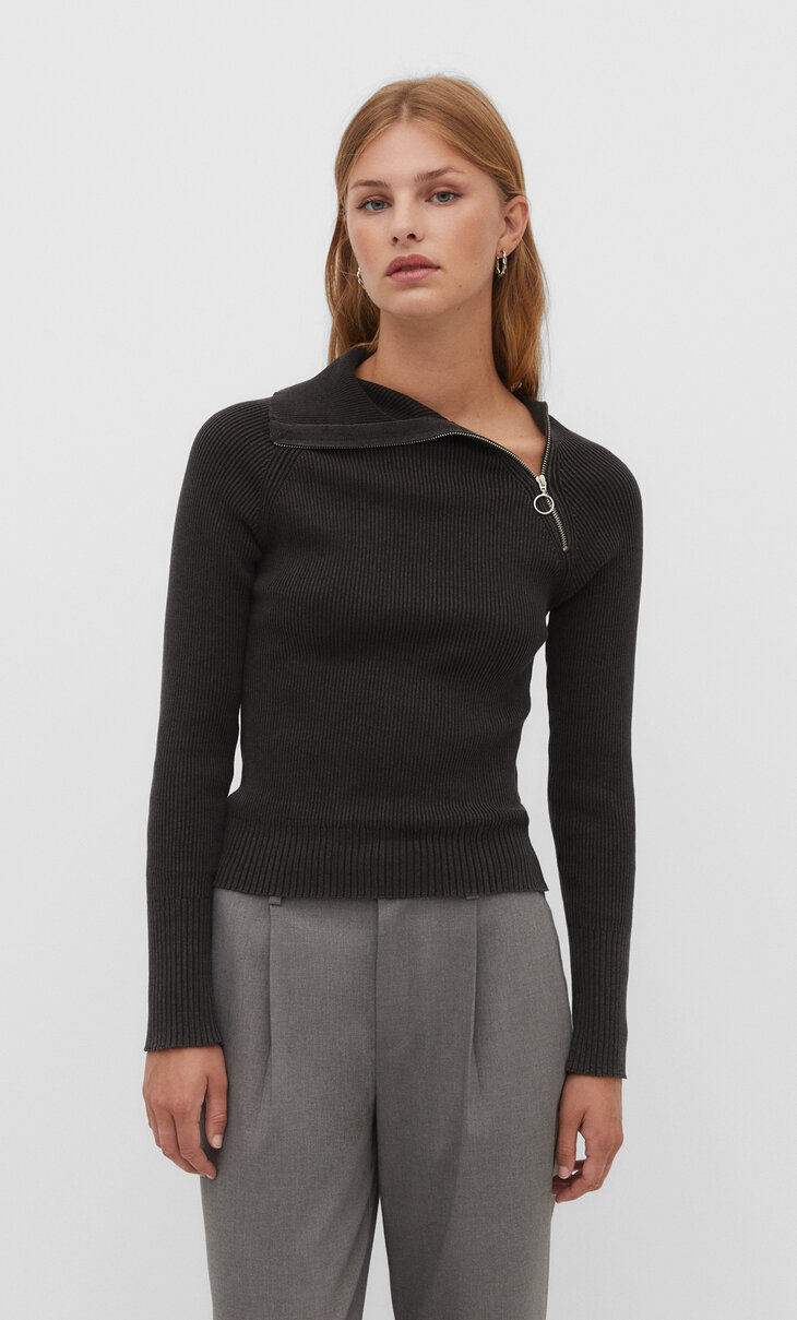 Pletený sveter s vysokým rolákovým golierom so zipsom