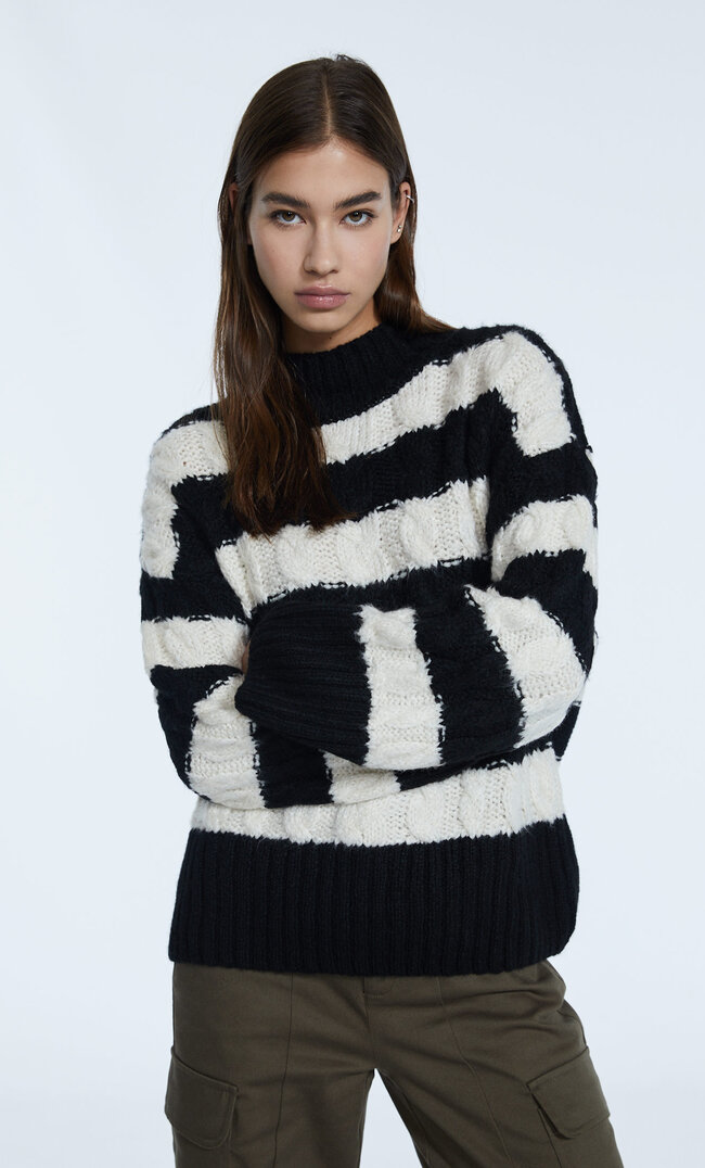 

Stradivarius Pullover mit Stehkragen und Zopfmuster Schwarz S
