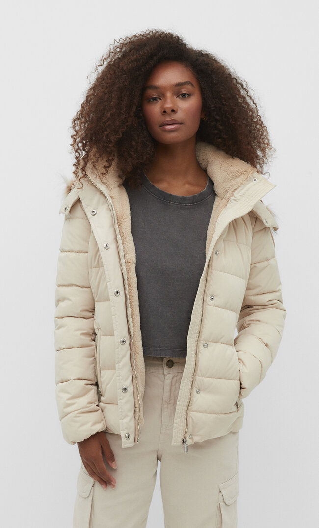 

Stradivarius Wasserfester Anorak mit abnehmbarer Kapuze Vanille S