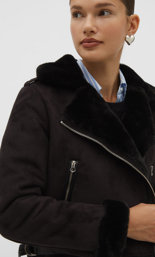 

Stradivarius Kurze Doubleface-Bikerjacke aus Wildlederimitat Schwarz M