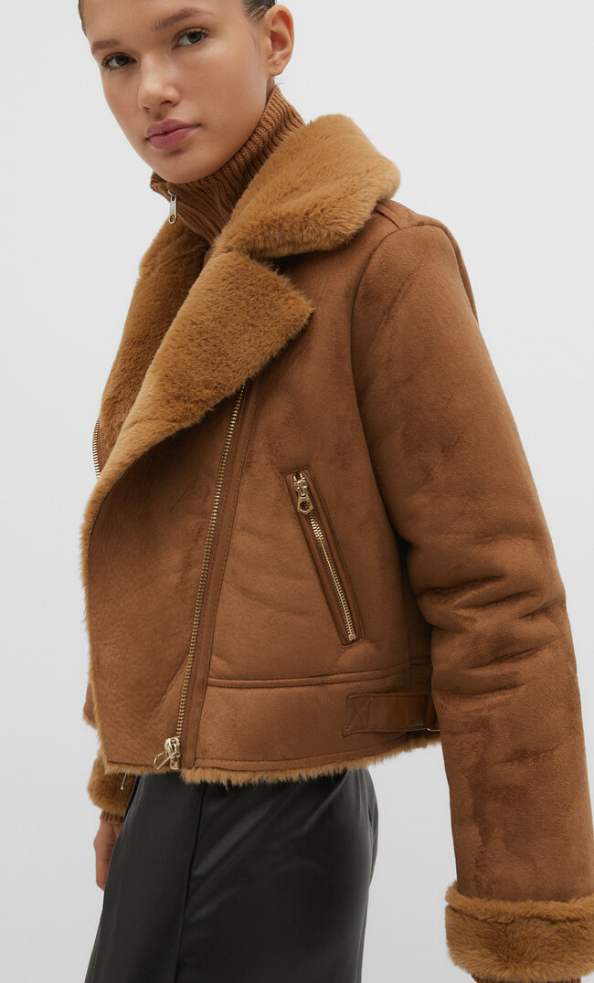 

Stradivarius Kurze Doubleface-Bikerjacke aus Wildlederimitat Dunkles Camel XS