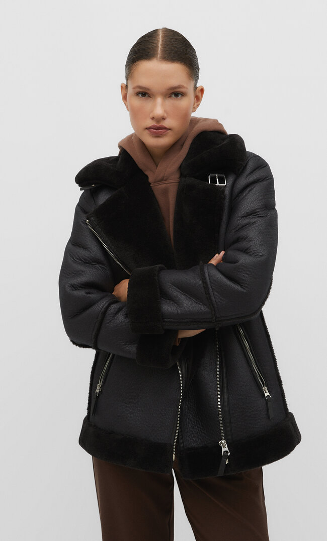 

Stradivarius Doubleface-Bikerjacke mit weichem Kunstfell Schwarz XL