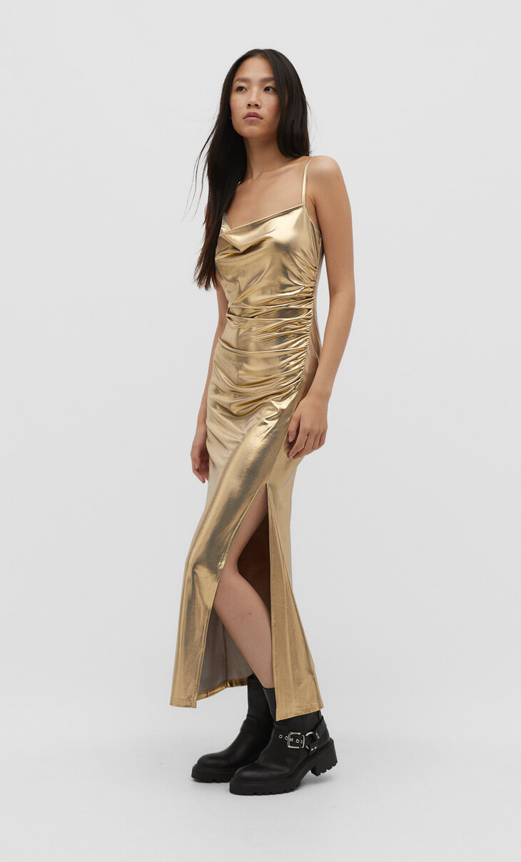 Guldfärgad klänning med axelband