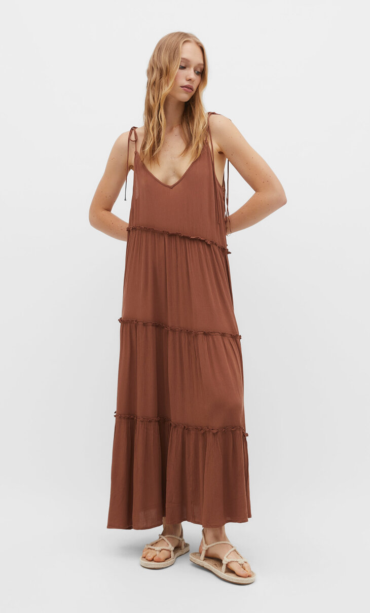Vestido comprido com folhos fluido