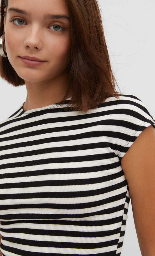 

Stradivarius Shirt mit Mini-Ärmeln und Streifen Weiß S
