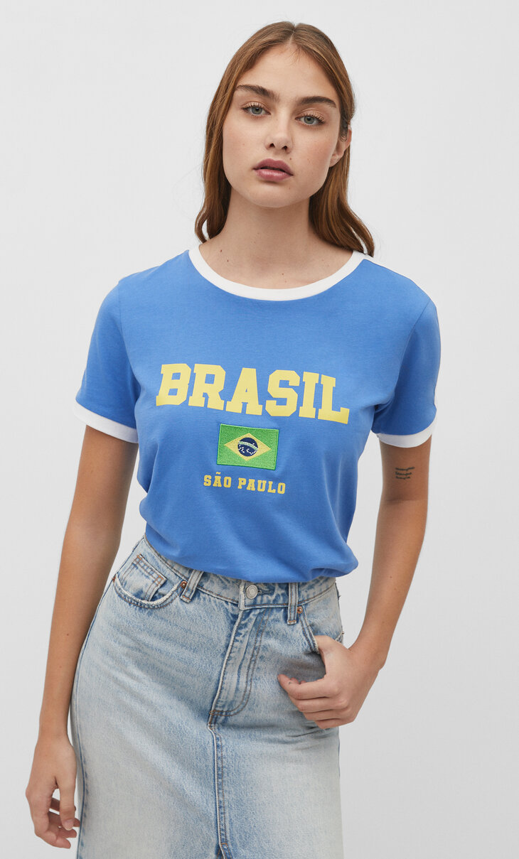 Bayraklı futbol tasarımlı t-shirt