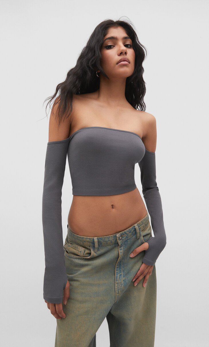 Seamless T-shirt with exposed shoulders