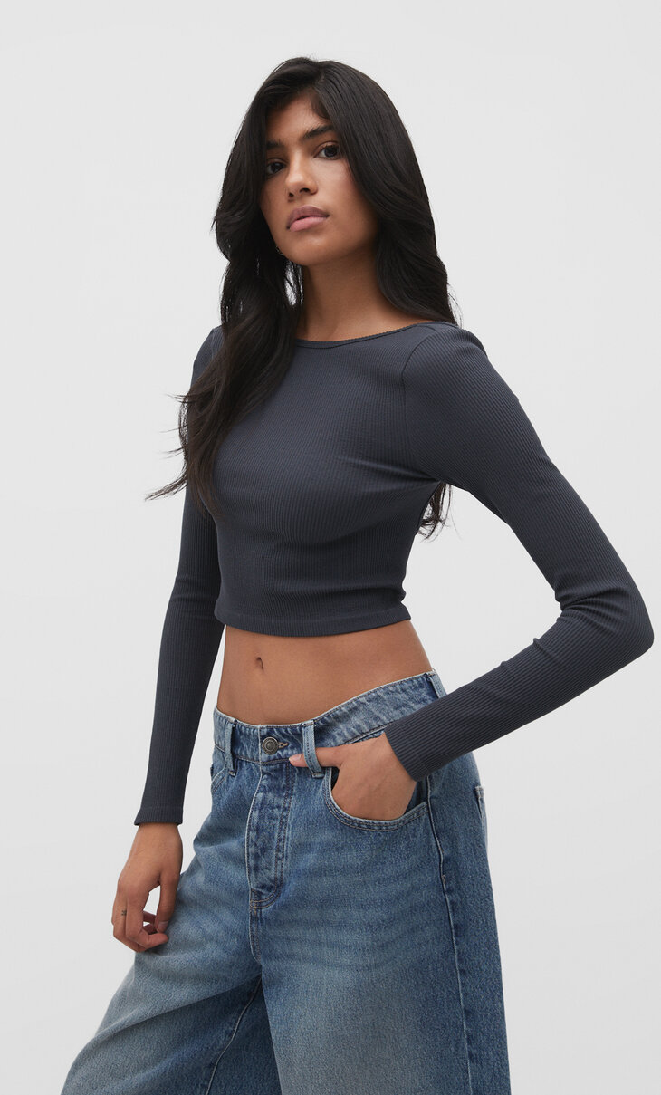 Seamless T-shirt with low-cut back