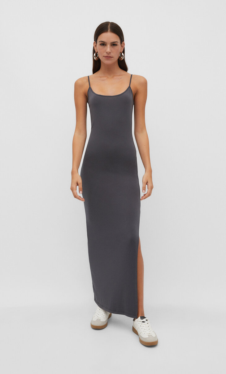 Robe longue moulante à bretelles fines - Mode femme | Stradivarius France