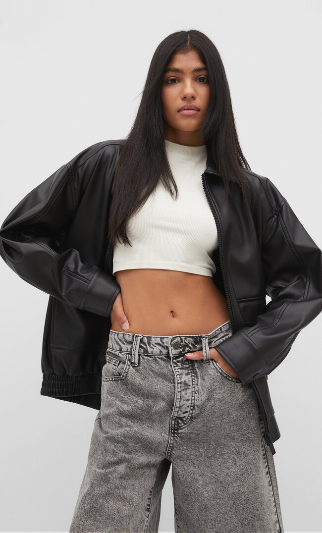 

Stradivarius Jacke aus Kunstleder mit Taschen Schwarz M