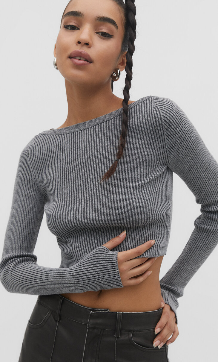 Рипсен пуловер с гол гръб