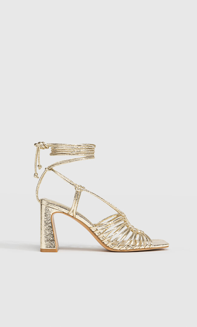 

Stradivarius Goldfarbene Absatzsandalen mit Zierknoten GOLD 35