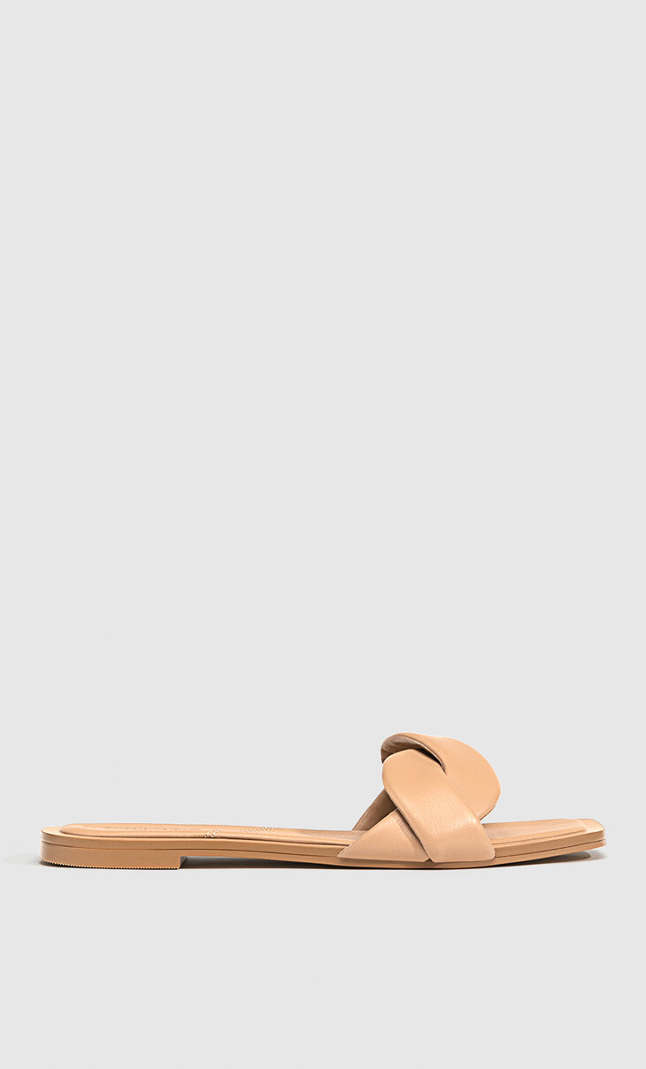 Platte gevlochten sandaal