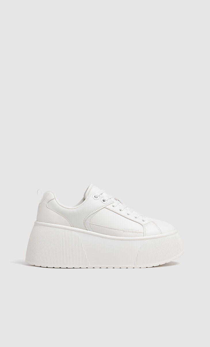 Casual white flatform trainers