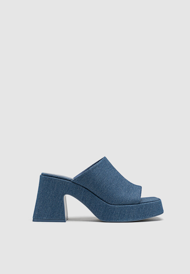

Stradivarius Denimowe chodaki na platformie i obcasie Niebieski denim 41
