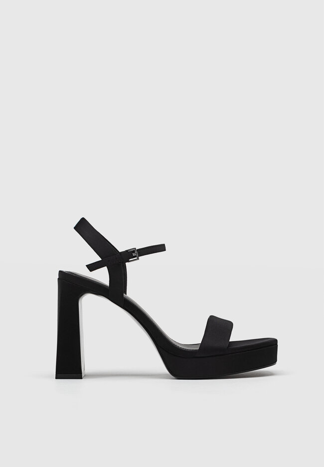 

Stradivarius Sandale mit Absatz und Plateau SCHWARZ 42