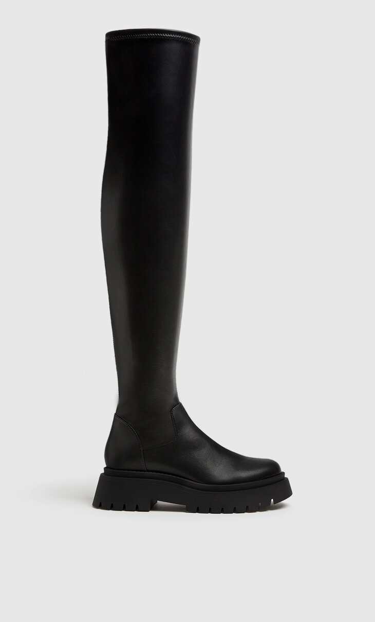 Flache XL-Stiefel in Schwarz mit Profilsohle