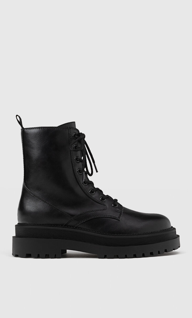 Botines planos acordonados