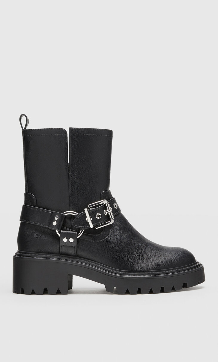 frugthave afsnit uvidenhed Flat biker ankle boots with buckle details - Women's fashion | Stradivarius  United States