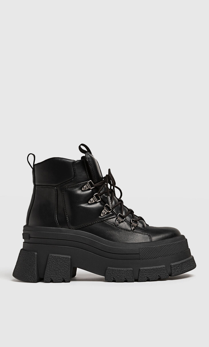 Lace-up flatform mountain ankle boots