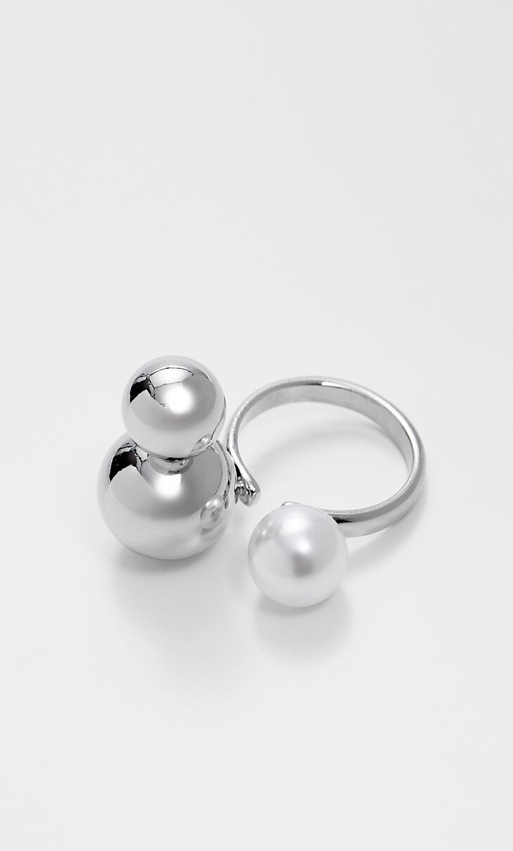 Žiedas su dirbtiniais perlais