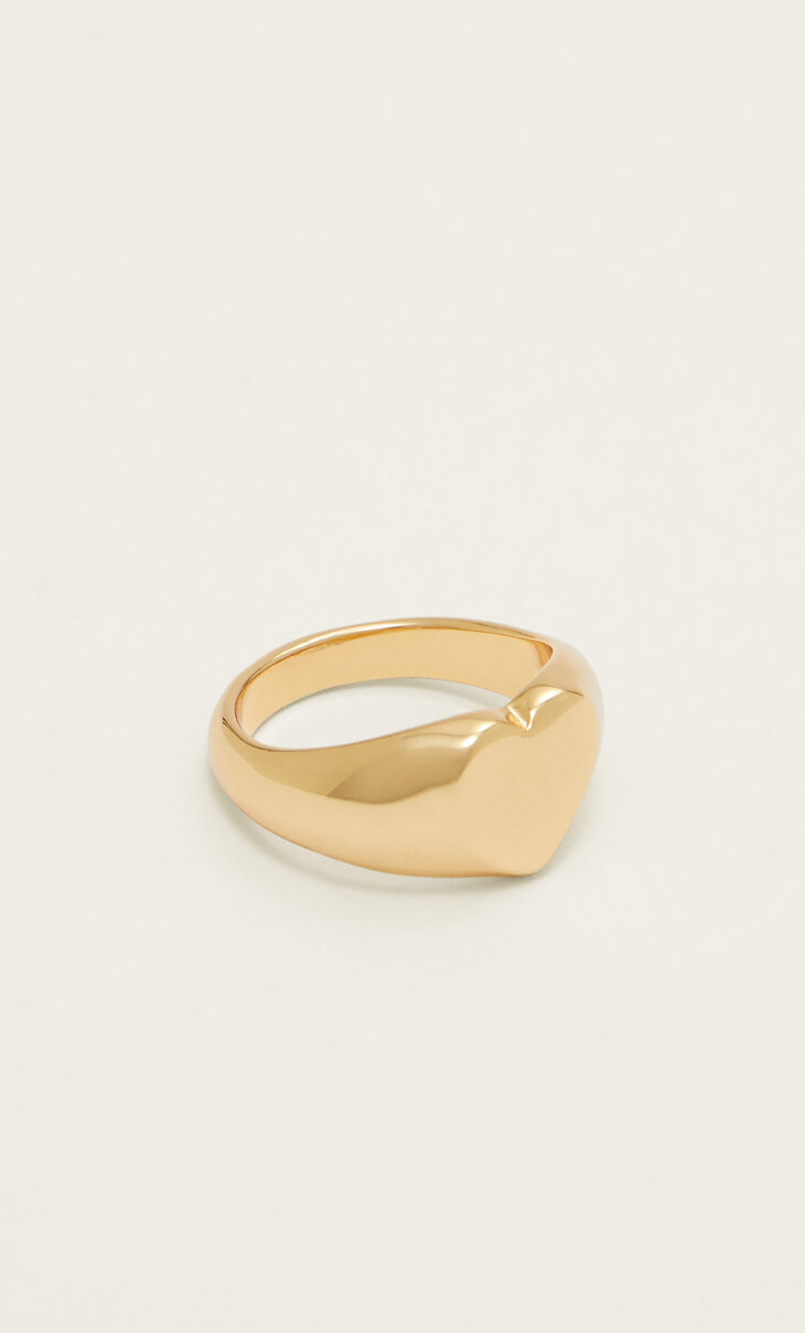 Pozlaćeni prsten u obliku srca.