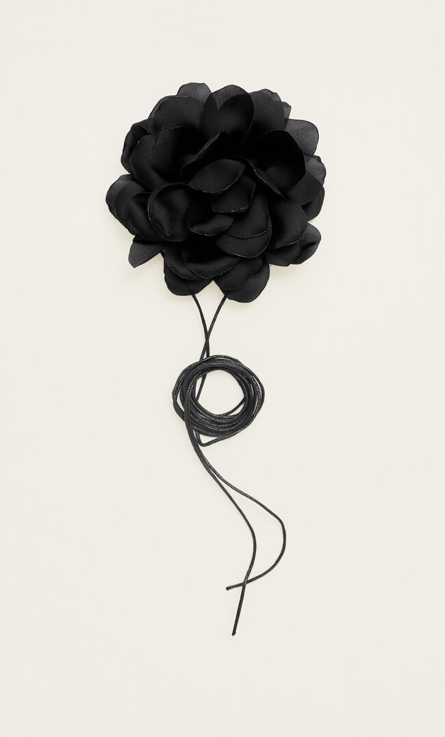 

Stradivarius Choker Mit Bunter Blume Und Mehrfachen Tragemöglichkeiten Schwarz M