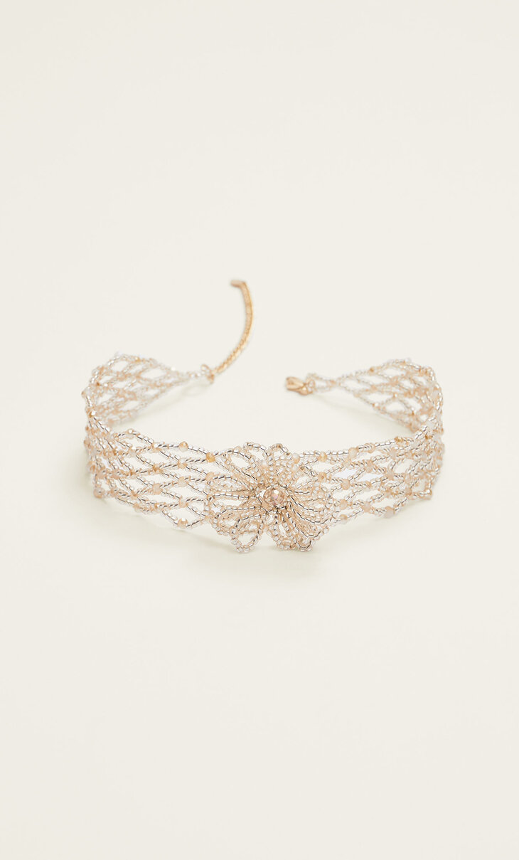 Ogrlica iz perlic z rožo