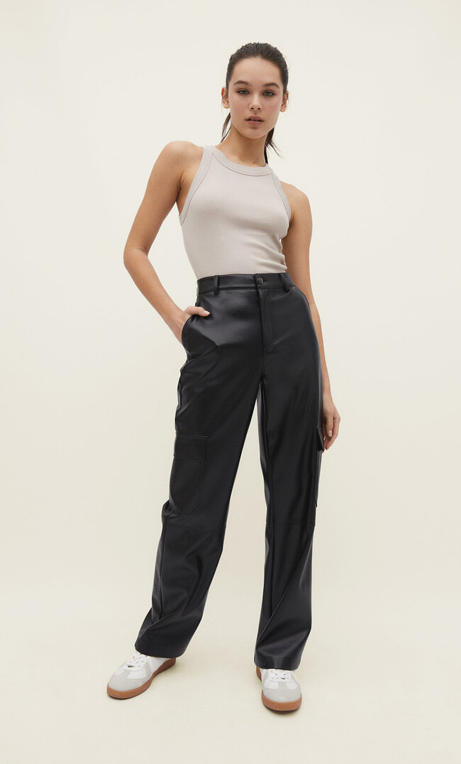 

Stradivarius Cargohose aus Kunstleder Schwarz 44