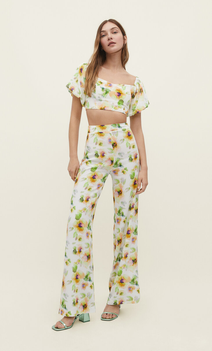 Loose-fitting floral trousers