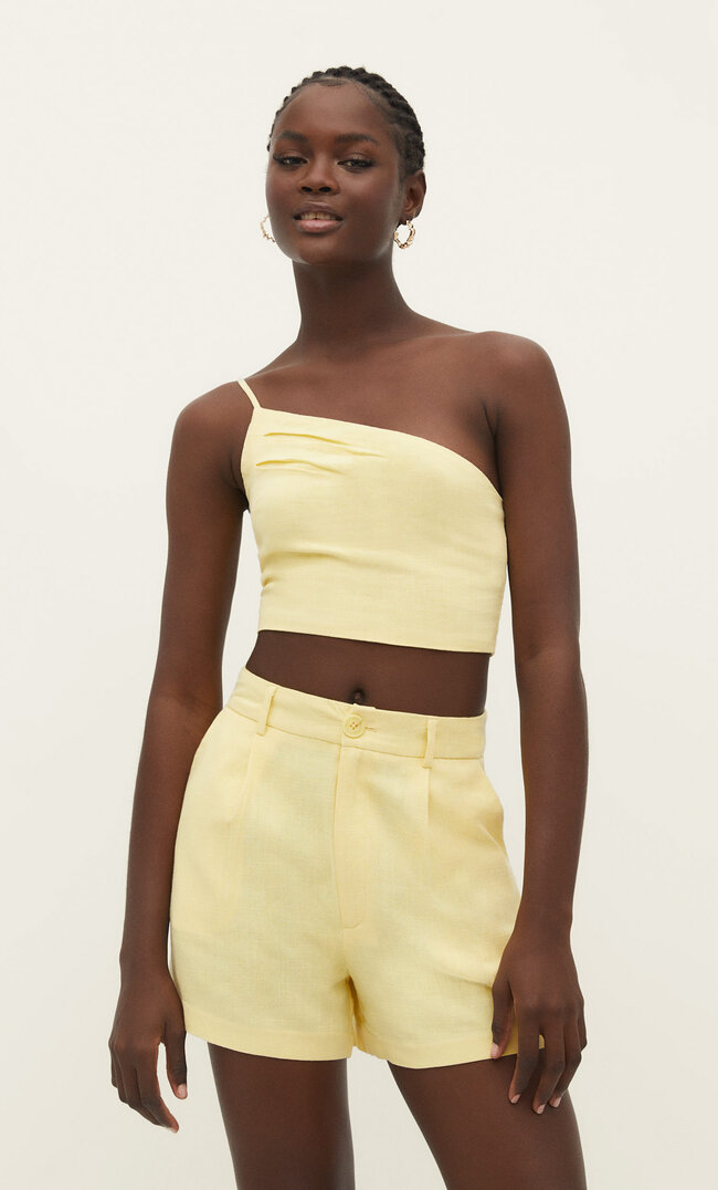 

Stradivarius Fließende Shorts mit Leinenanteil Pastellgelb 38
