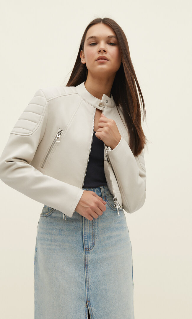 Stradivarius Cropped-Kunstlederjacke im Bikerlook Ecru M