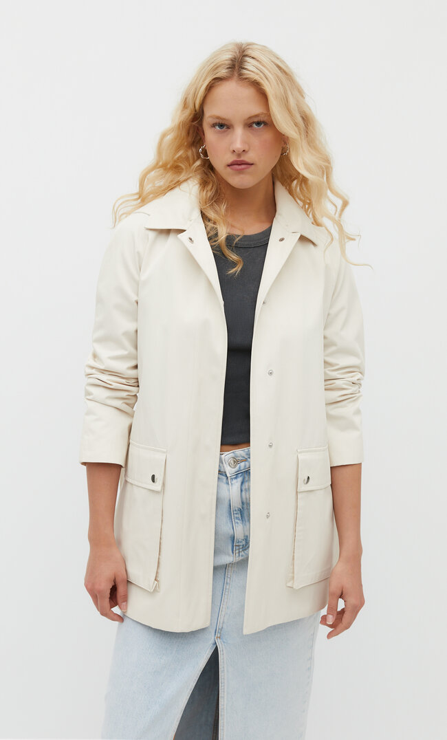 

Stradivarius Kurzer Trenchcoat mit Kapuze Ecru S