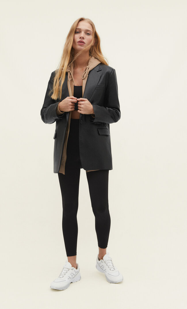 

Stradivarius Blazer aus Kunstleder im Straight-Fit Schwarz L