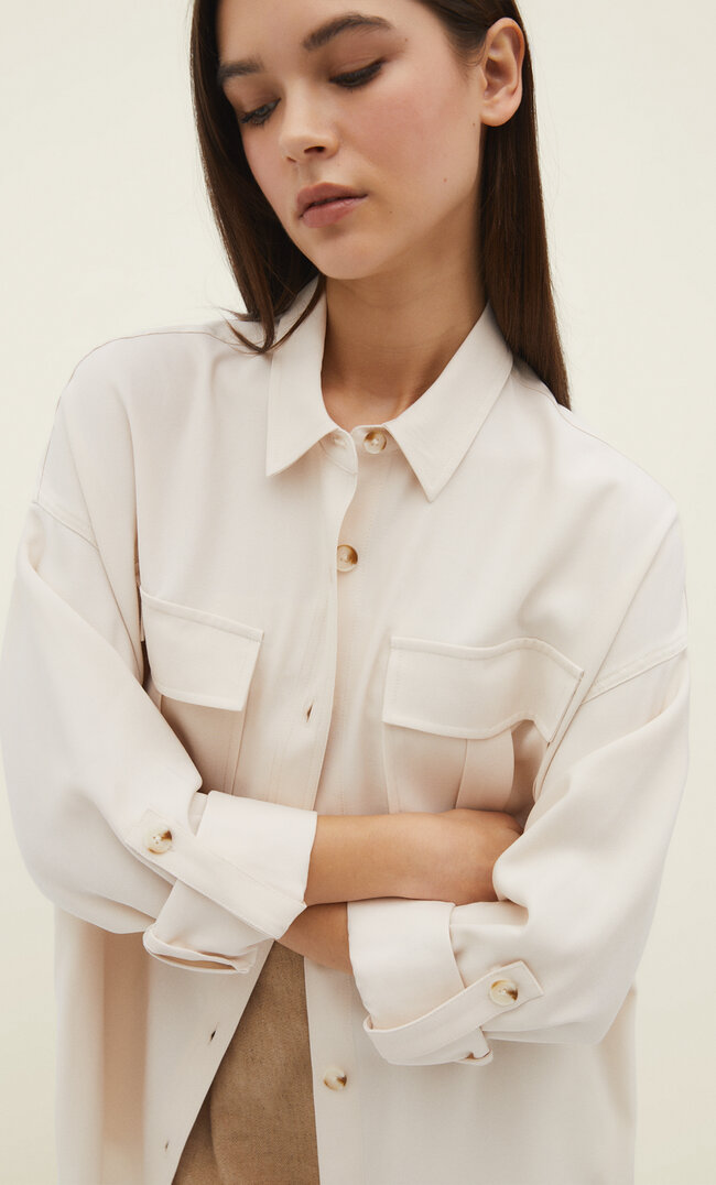 

Stradivarius Fließende Utility-Hemdjacke Vanille Xs