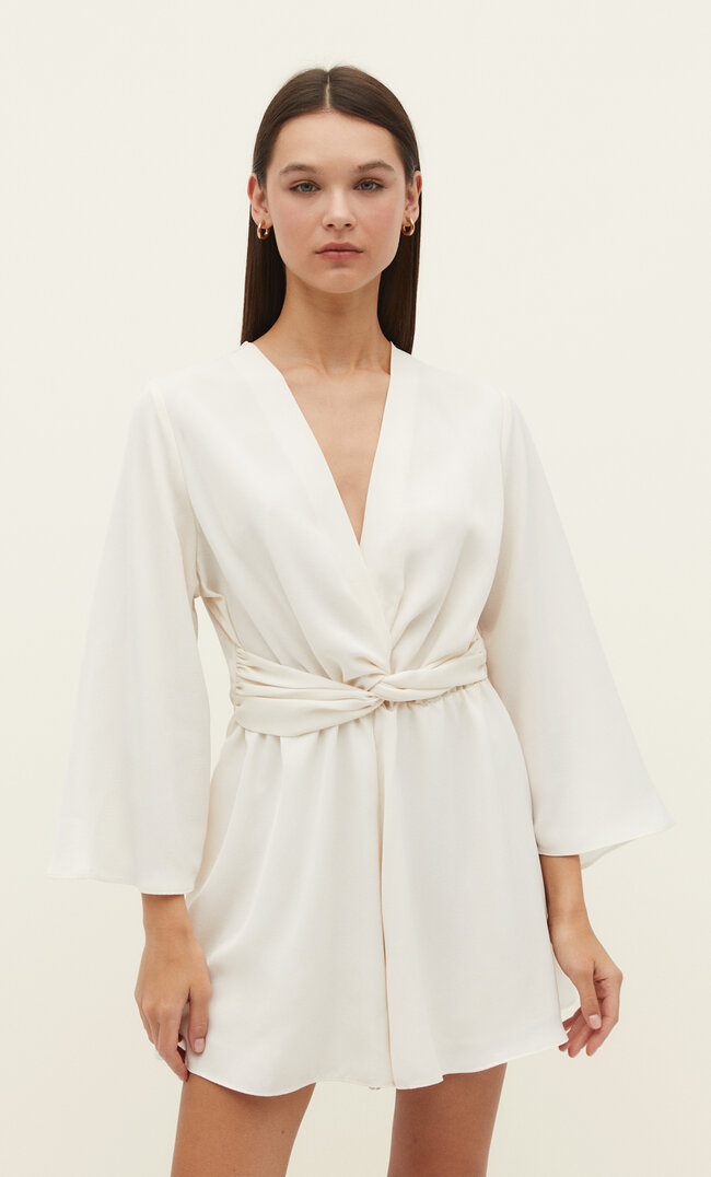 

Stradivarius Kurzer Jumpsuit aus Satin mit Textur Ecru S