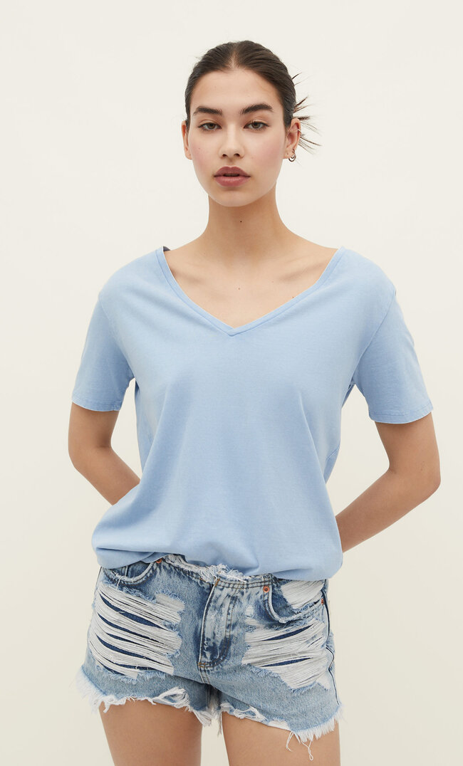 

Stradivarius Basic-Shirt Im Acid-Wash Mit V-Ausschnitt Himmelblau Xl