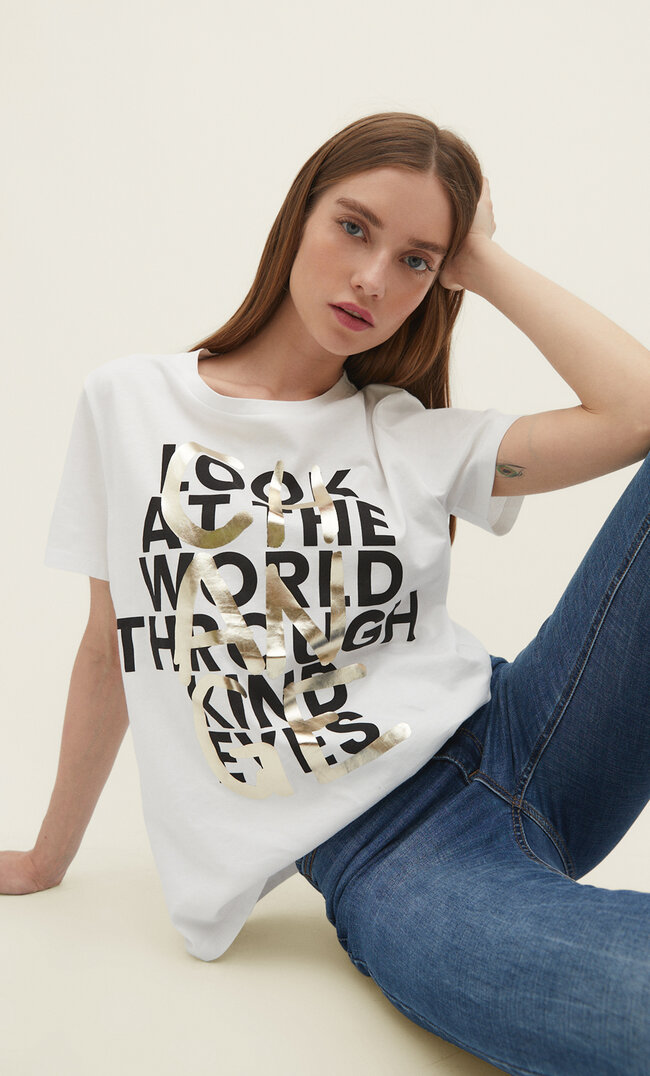 Zijn bekend storm Speciaal T-shirt met goudkleurige tekstprint - Mode voor dames | Stradivarius België  / Belgique