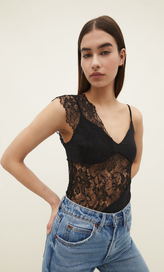 

Stradivarius Asymmetrischer Body mit Spitzenkante Schwarz XL