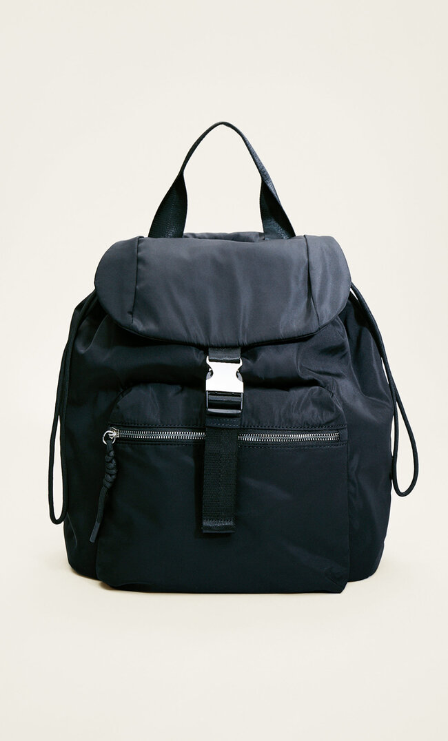 

Stradivarius Wandelbarer Rucksack Schwarz M