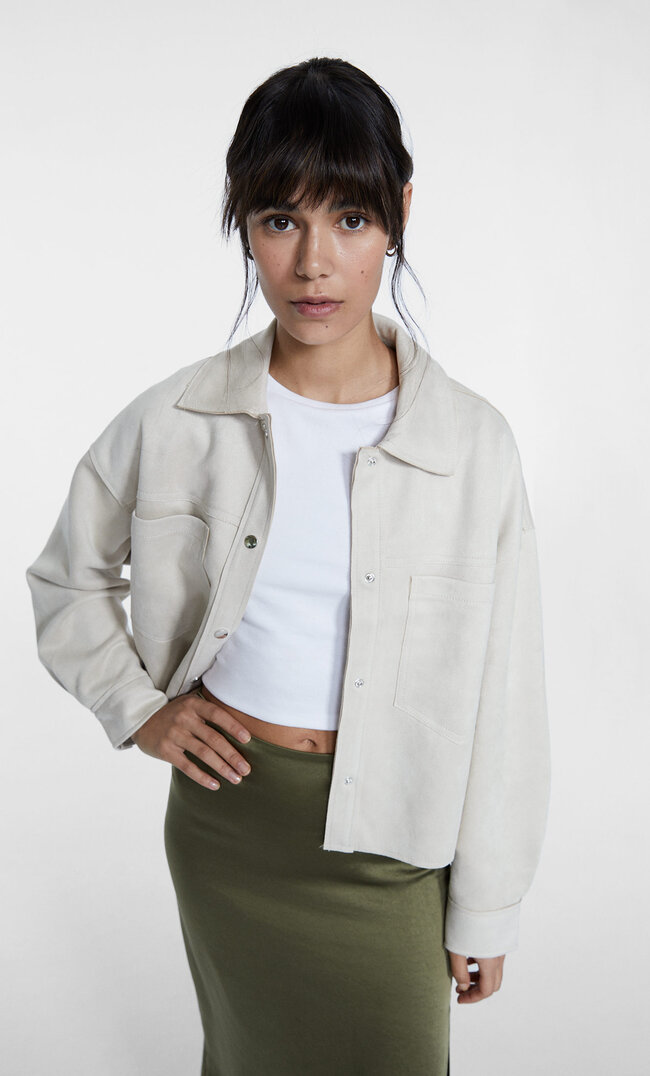 

Stradivarius Kurzes Overshirt in Wildlederoptik Steingrau L