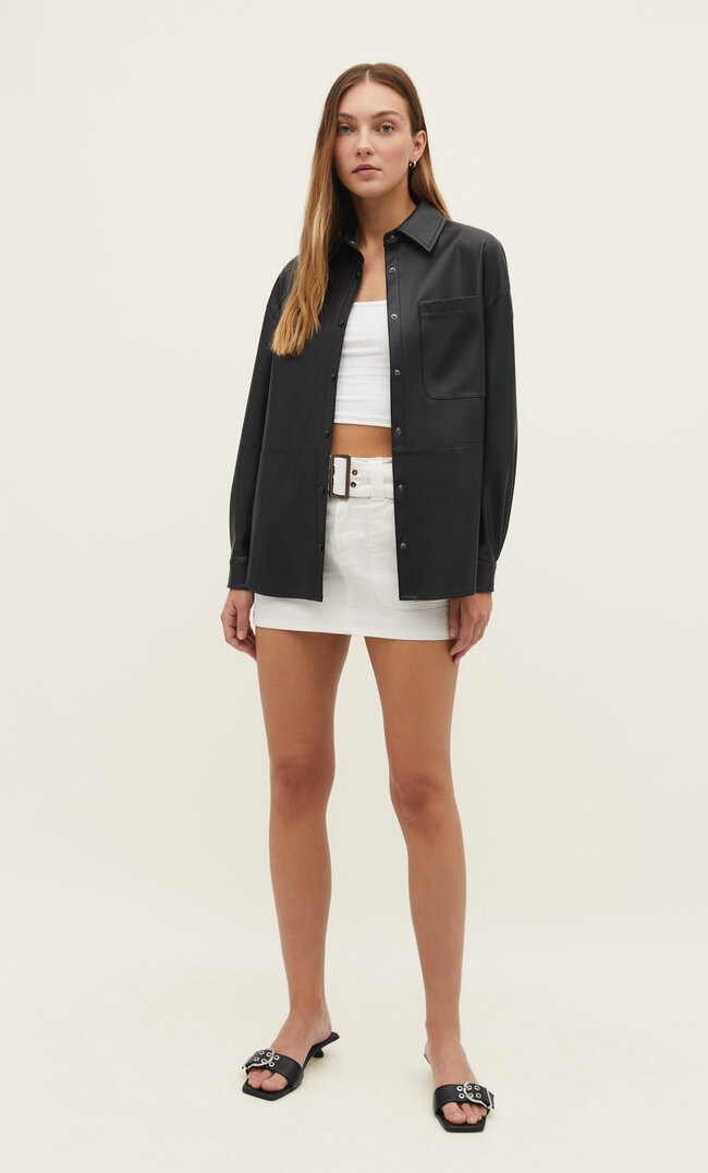 

Stradivarius Oversize-Hemd aus Kunstleder L