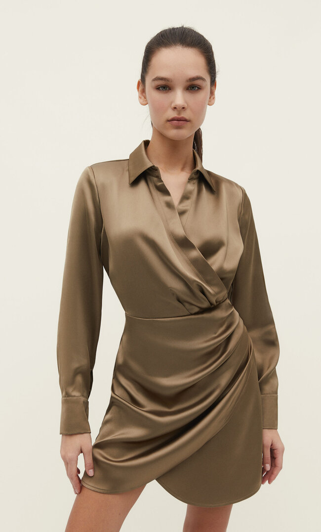 

Stradivarius Kurzes Kleid aus Satin mit drapiertem Rock Khaki XS