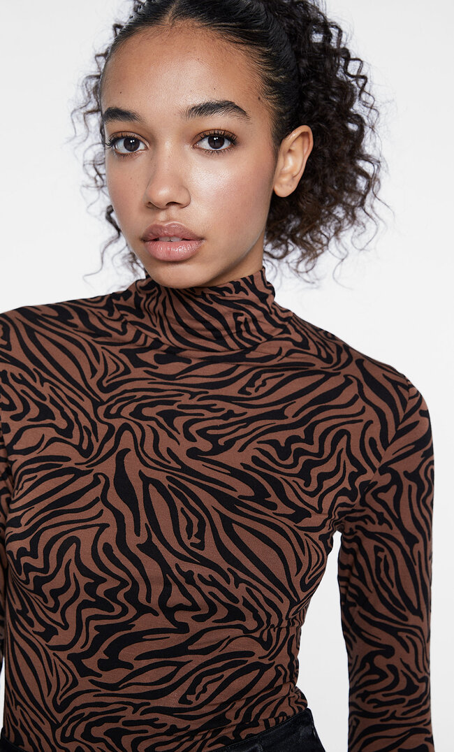 

Stradivarius Shirt mit Rollkragen und Print Braun M