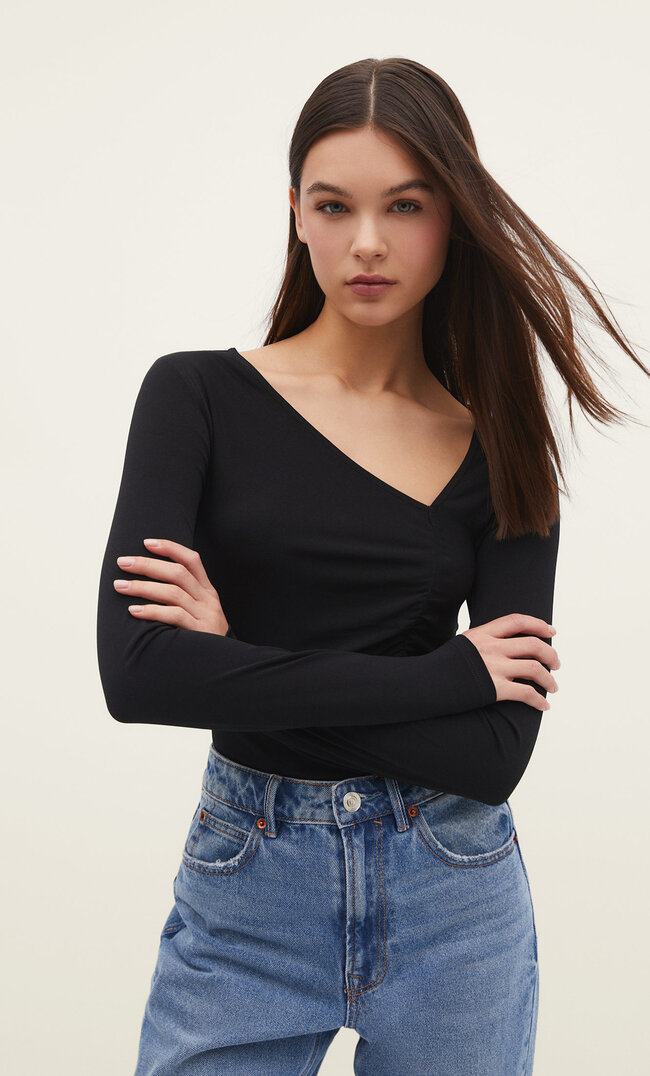 

Stradivarius Body mit asymmetrischem Ausschnitt Schwarz S
