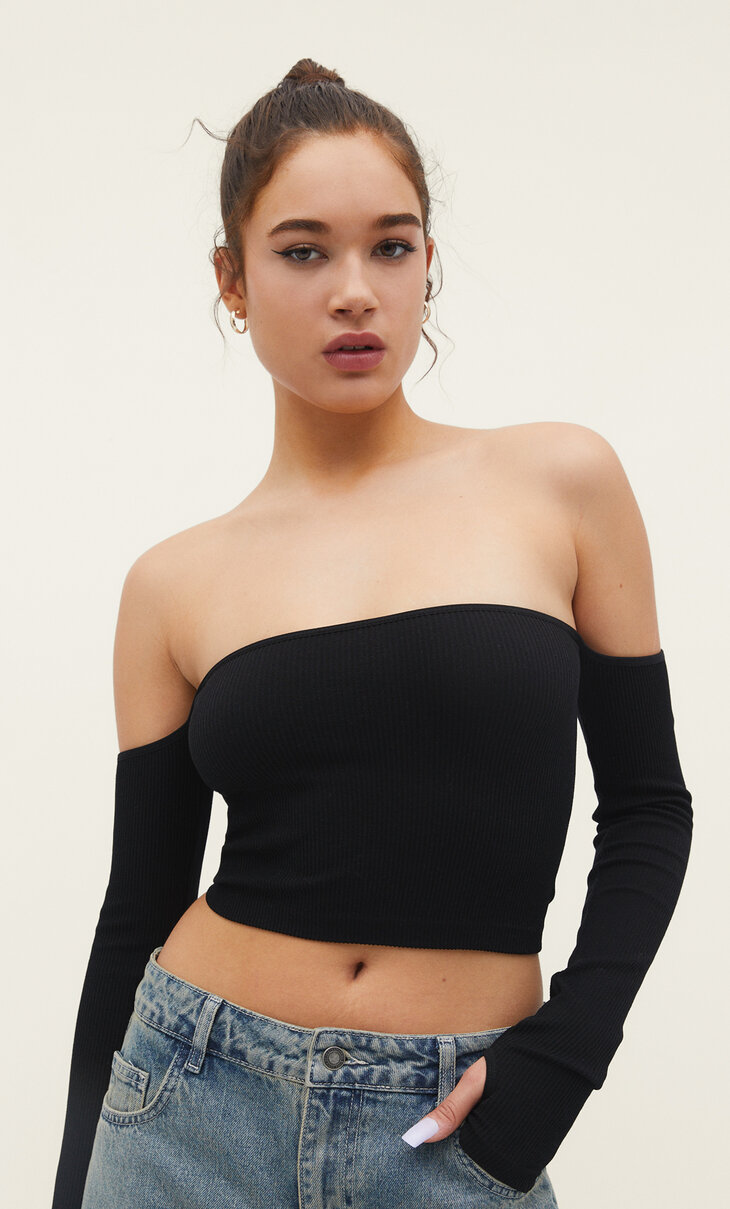 Seamless T-shirt with exposed shoulders