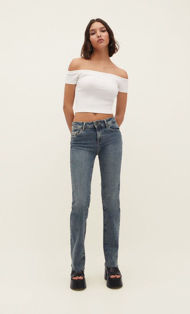 

Stradivarius Comfort-Jeans mit halbhohem Bund Jeansblau 34