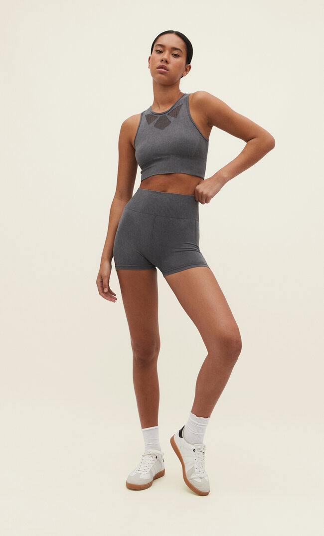 Stradivarius Hot-Pants im Washed-Look mit Lochmuster Graumeliert XS