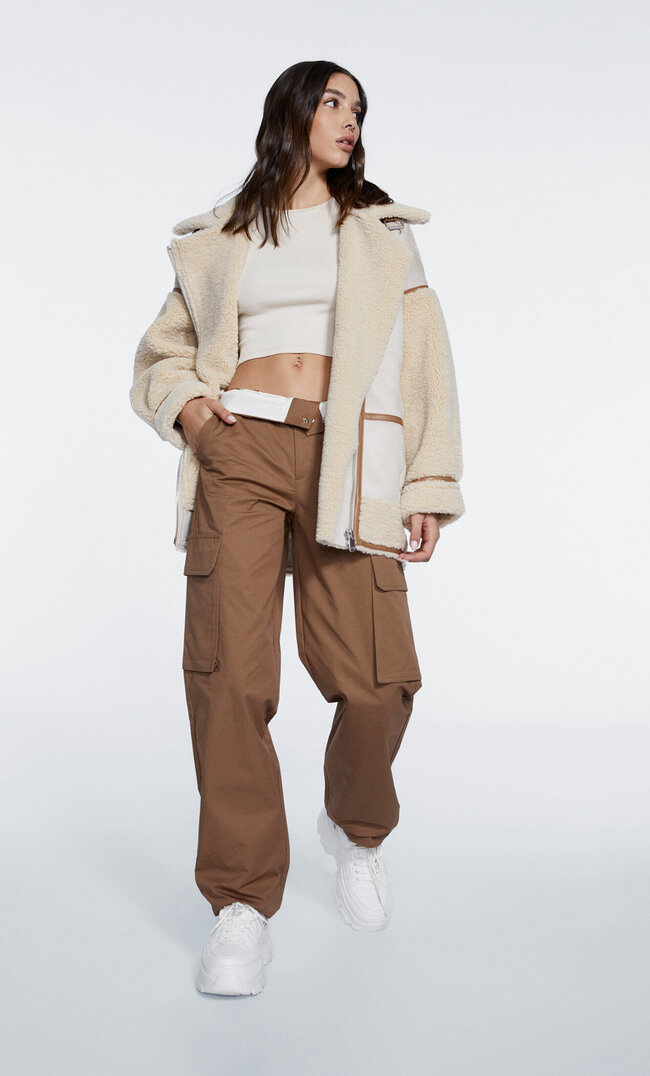 

Stradivarius Cargohose aus Popelin. Braun 40